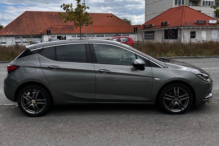 Grå Opel Astra fra 2017