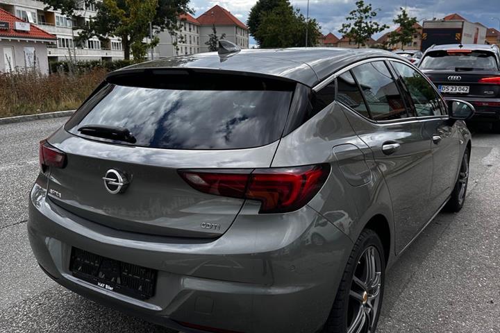 Grå Opel Astra fra 2017