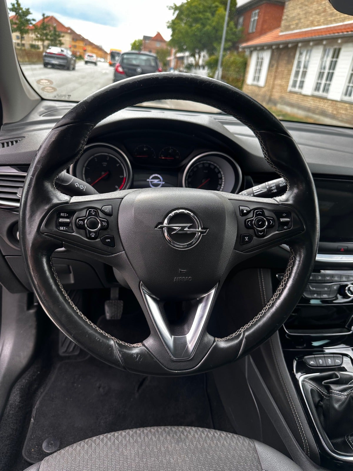 Grå Opel Astra fra 2017
