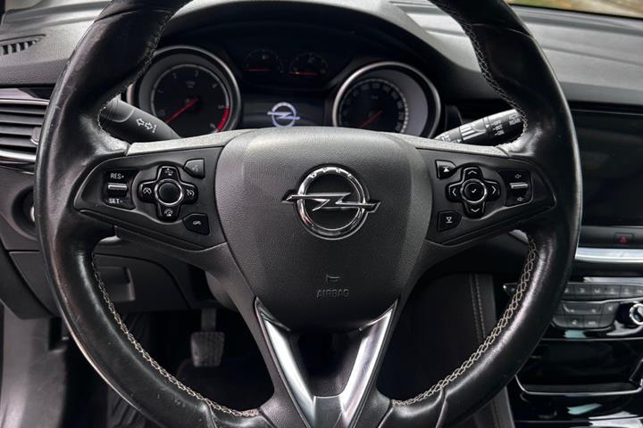 Grå Opel Astra fra 2017