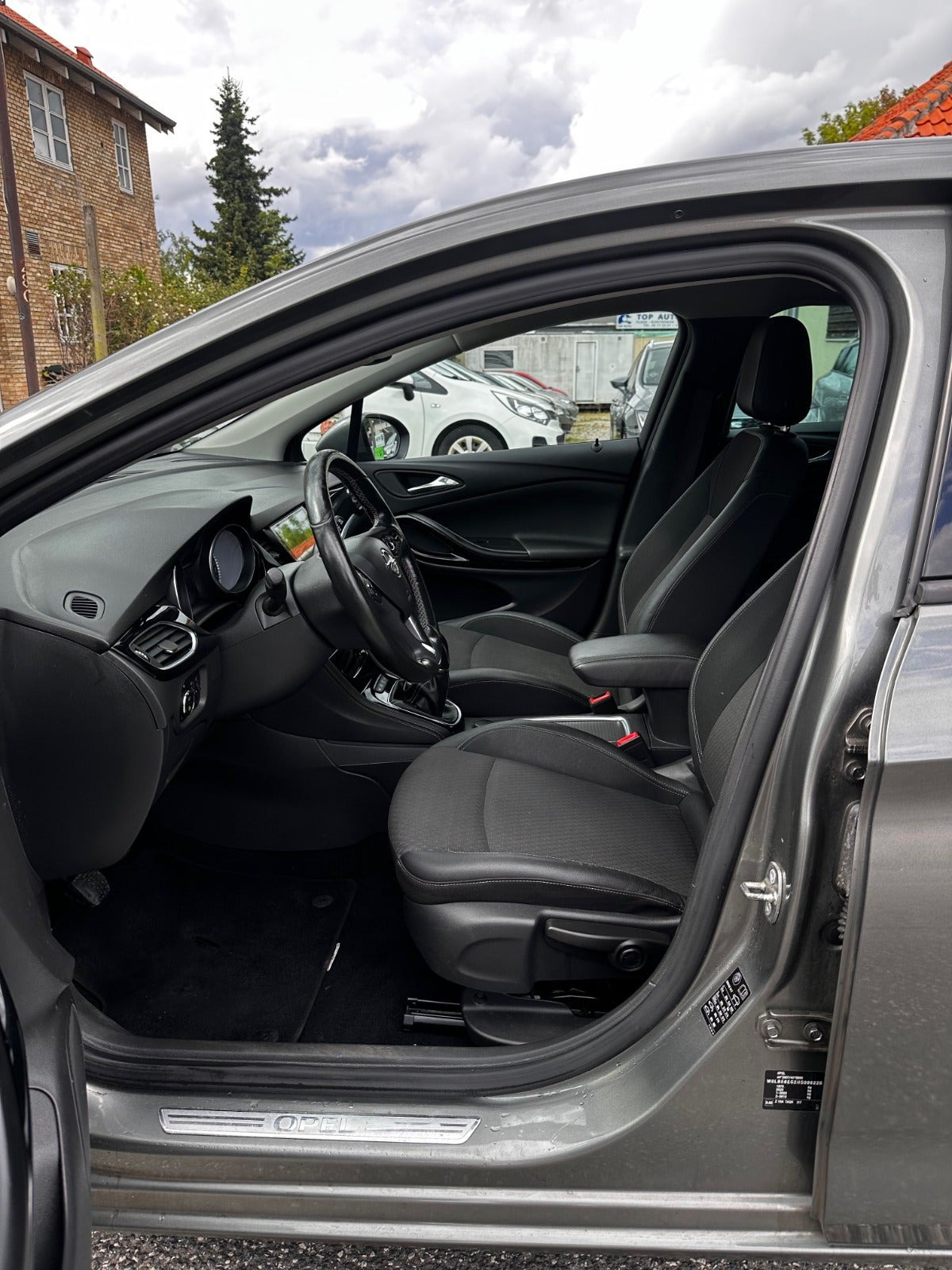Grå Opel Astra fra 2017