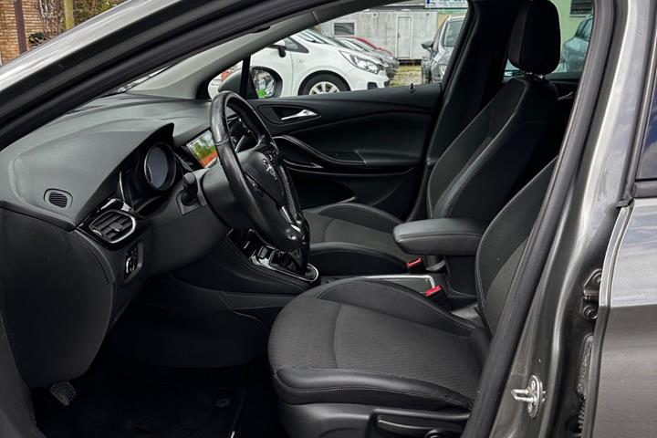 Grå Opel Astra fra 2017