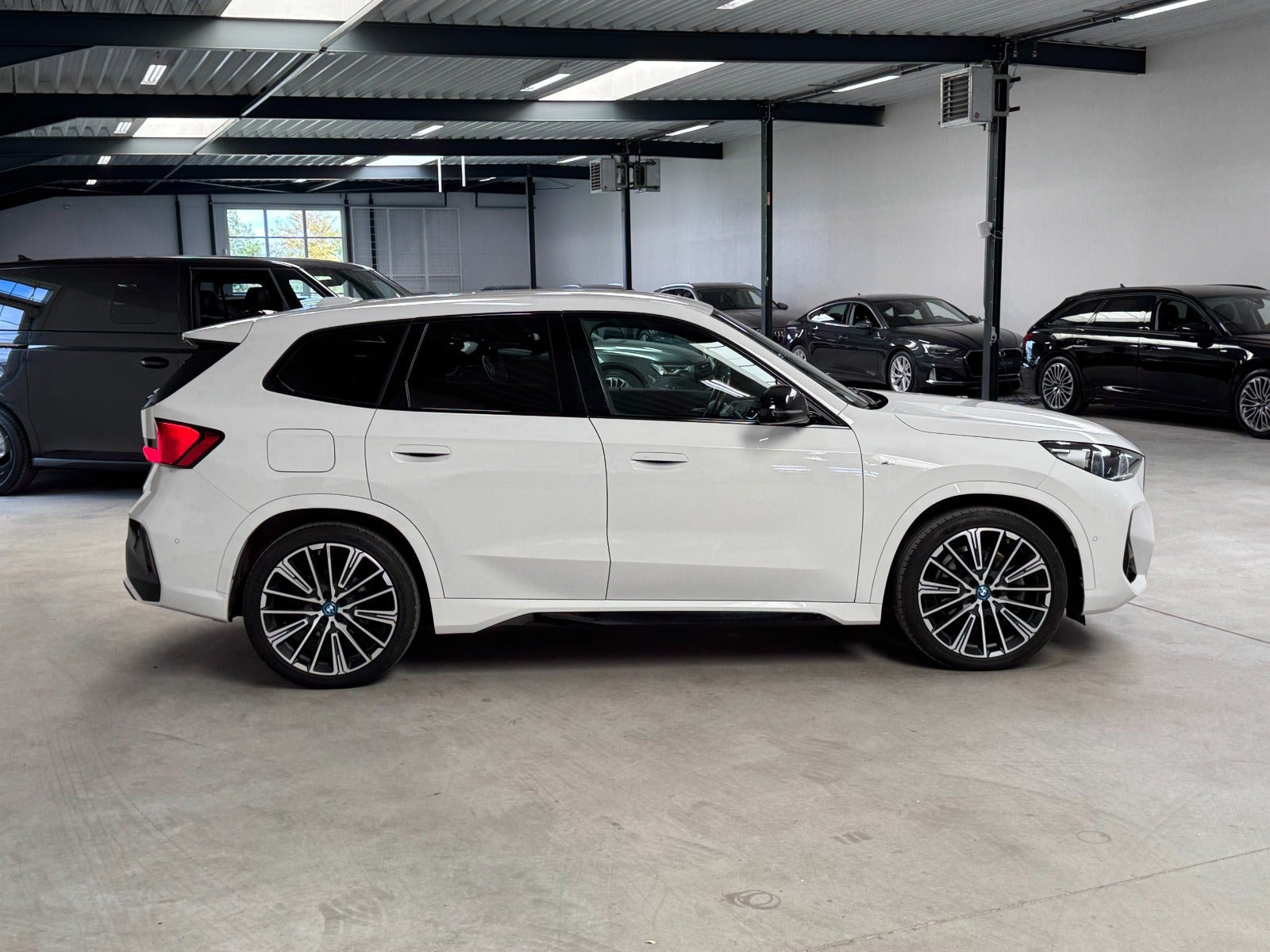 Hvid BMW iX1 fra 2023