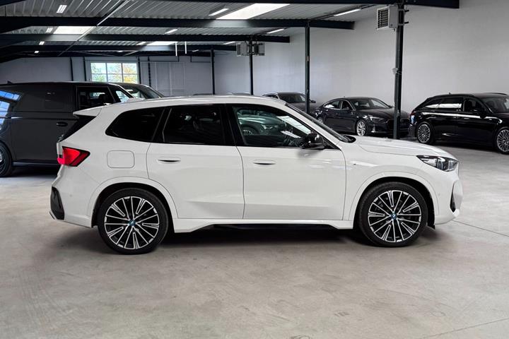 Hvid BMW iX1 fra 2023