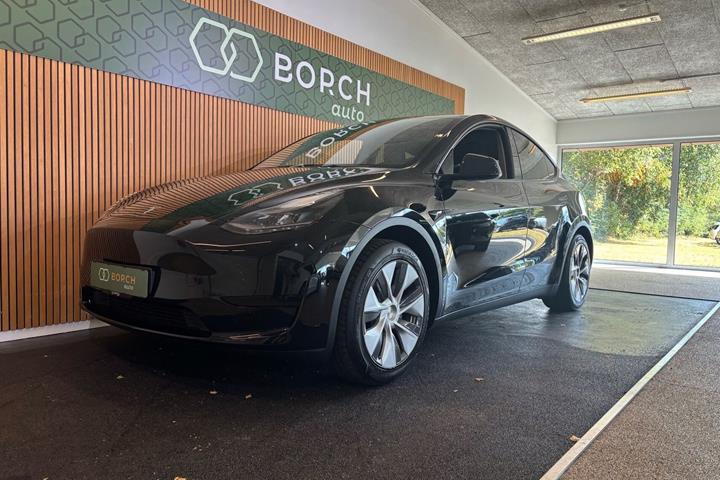 Sort Tesla Model Y fra 2023