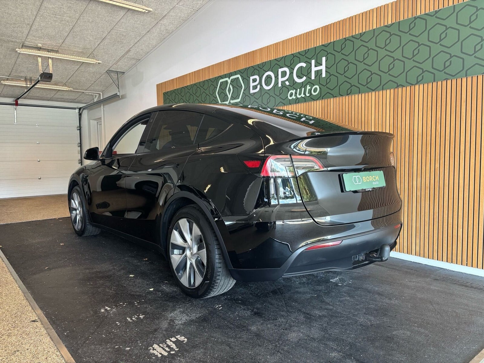 Sort Tesla Model Y fra 2023