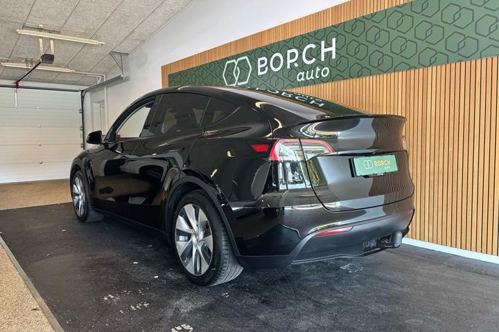 Sort Tesla Model Y fra 2023
