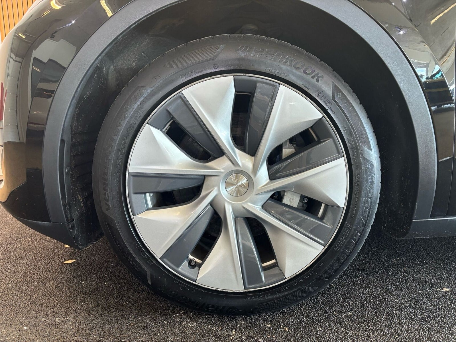 Sort Tesla Model Y fra 2023