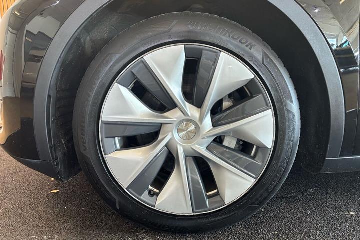 Sort Tesla Model Y fra 2023