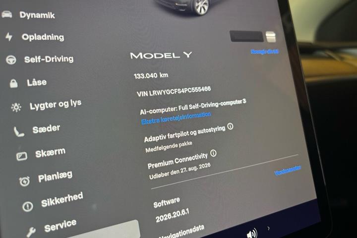 Sort Tesla Model Y fra 2023