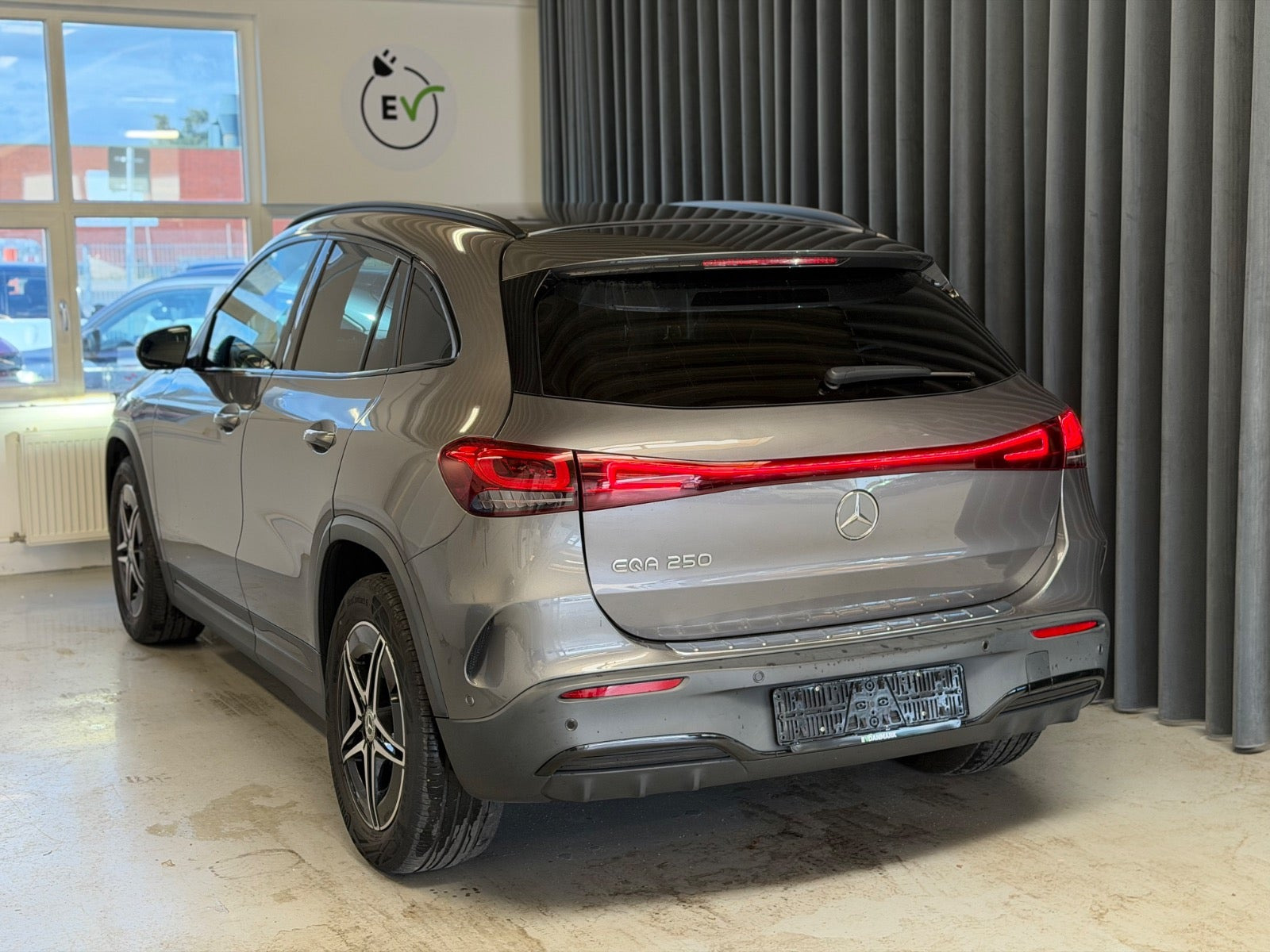 Grå Mercedes EQA250 fra 2022