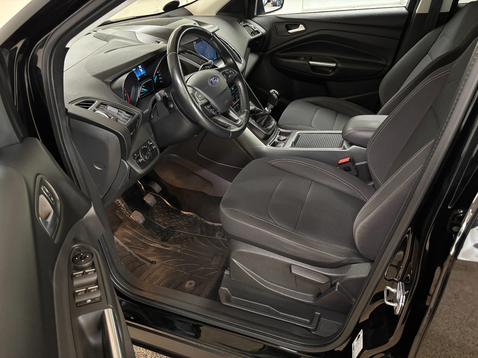 Sort Ford Kuga fra 2020