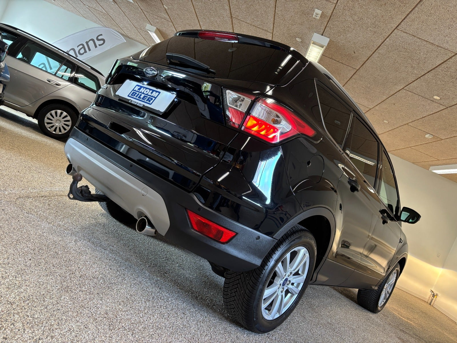 Sort Ford Kuga fra 2020
