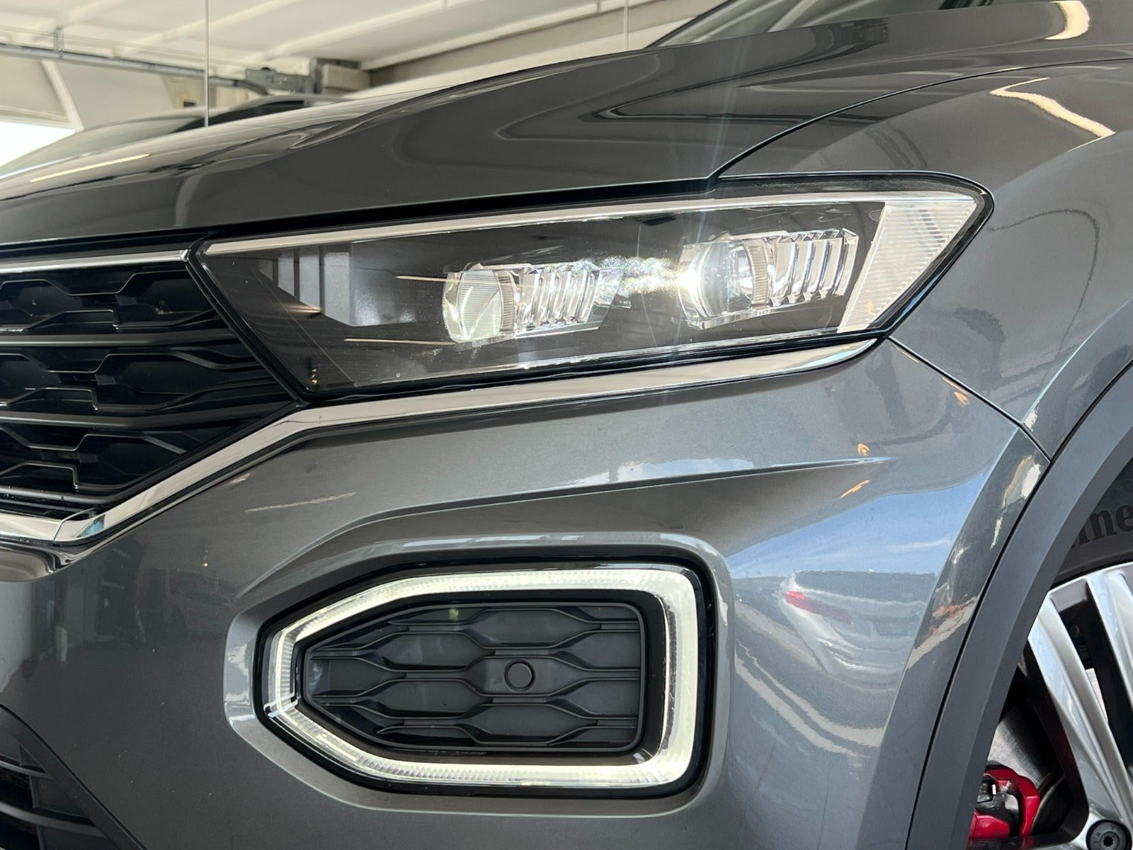 Grå VW T-Roc fra 2018