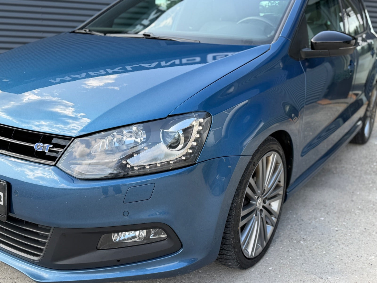 Blå VW Polo fra 2016