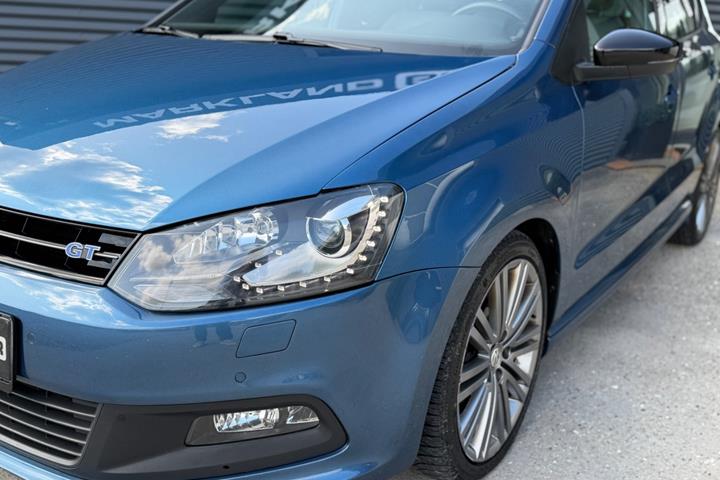 Blå VW Polo fra 2016