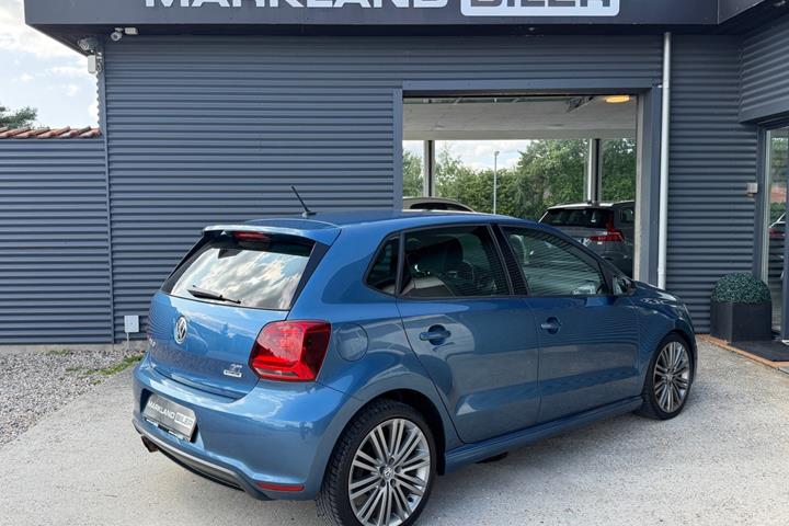 Blå VW Polo fra 2016