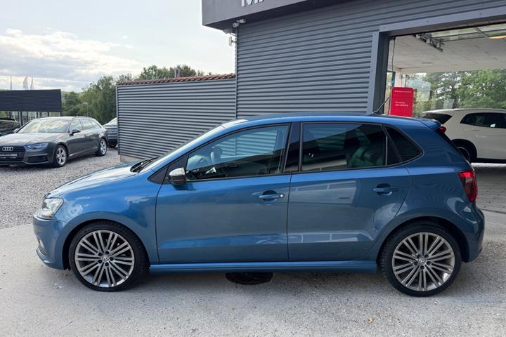 Blå VW Polo fra 2016