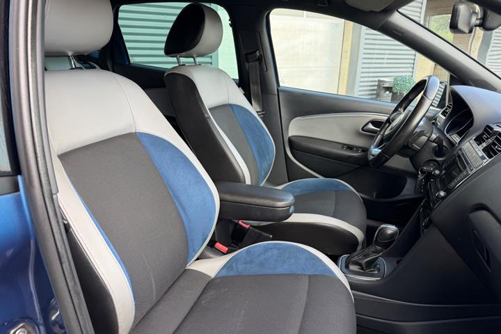 Blå VW Polo fra 2016