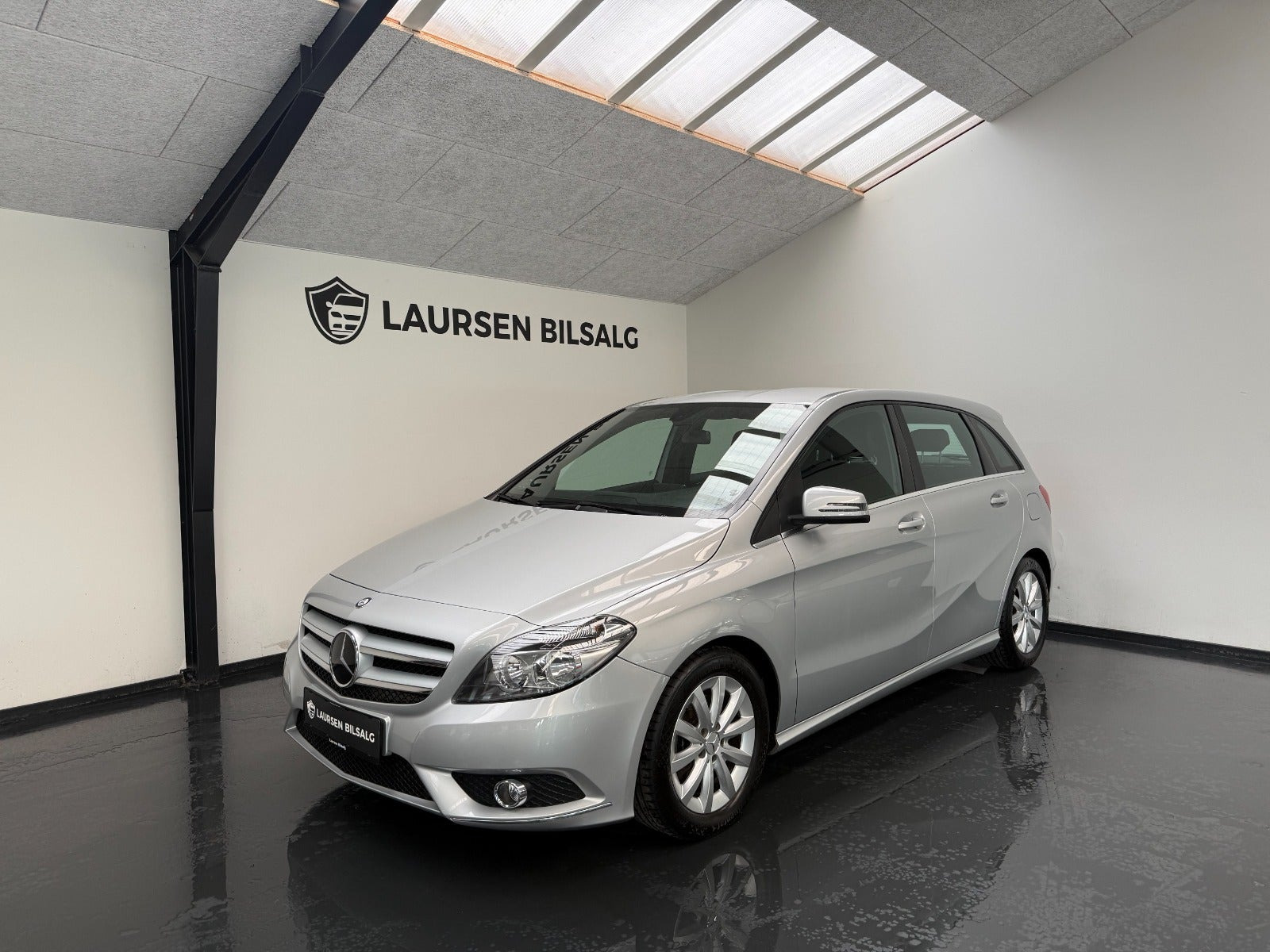 Sølv Mercedes B180 fra 2014