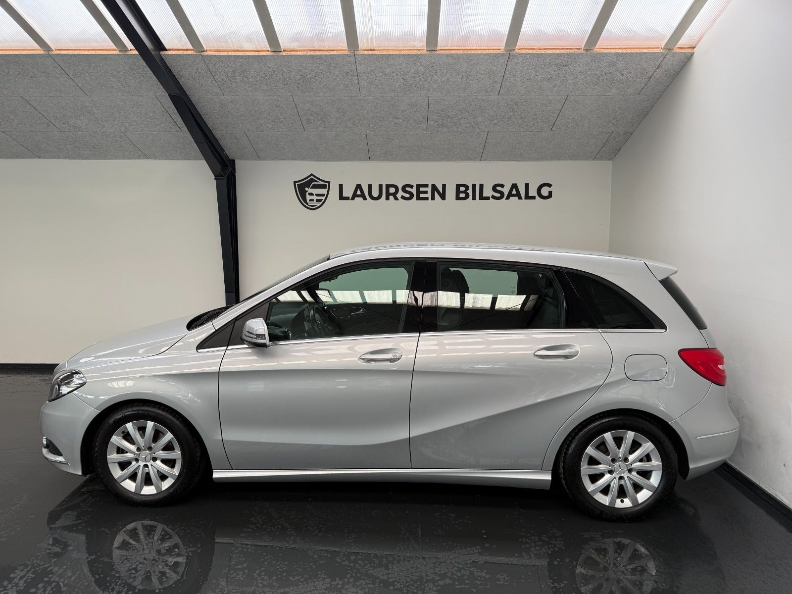 Sølv Mercedes B180 fra 2014