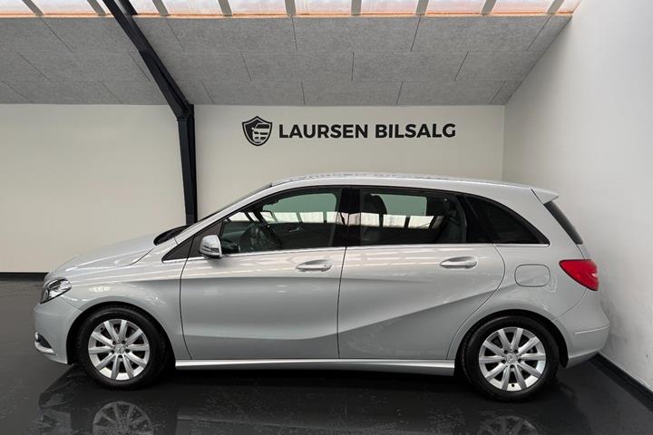 Sølv Mercedes B180 fra 2014