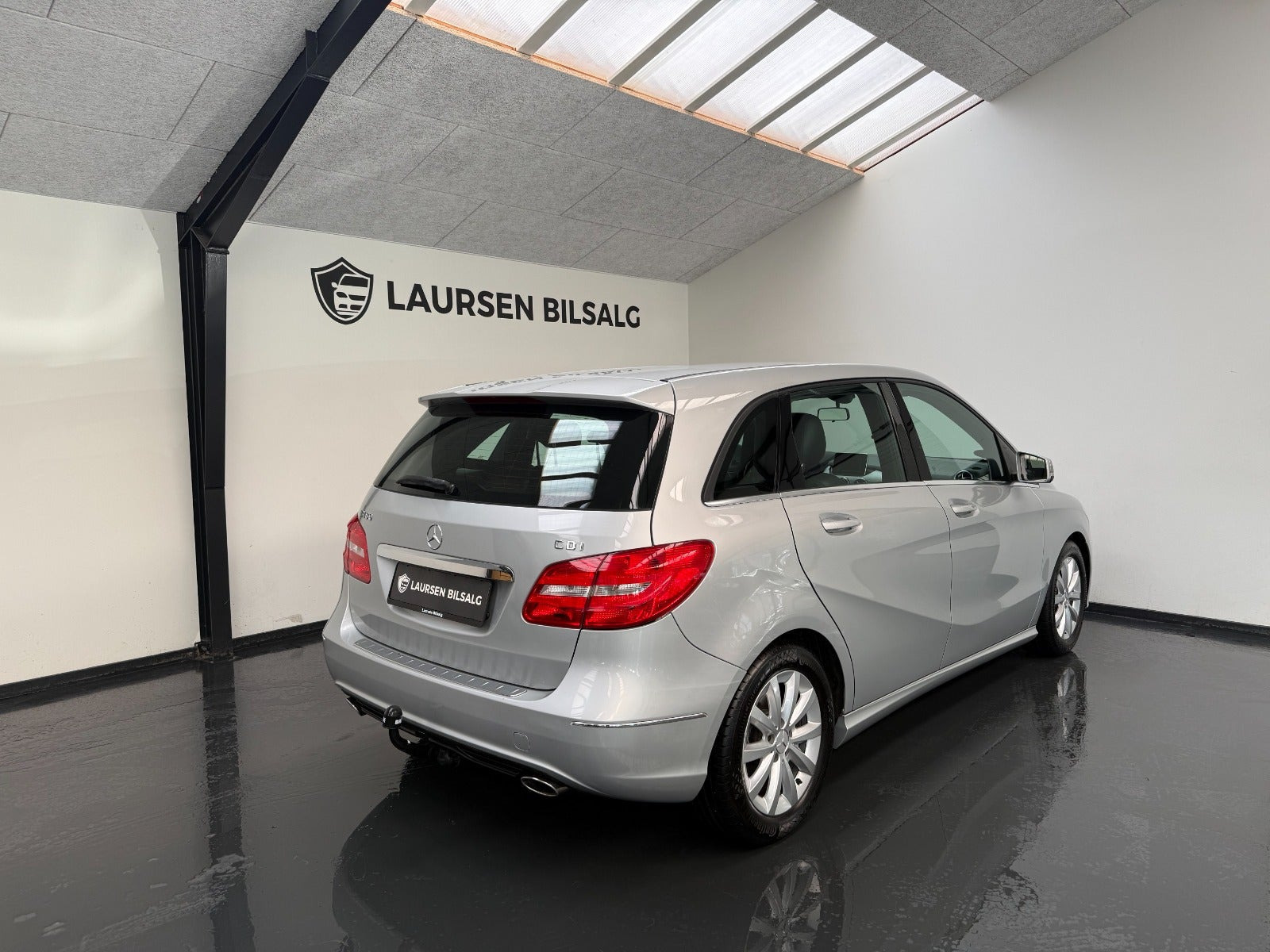 Sølv Mercedes B180 fra 2014