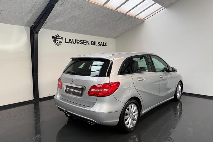 Sølv Mercedes B180 fra 2014
