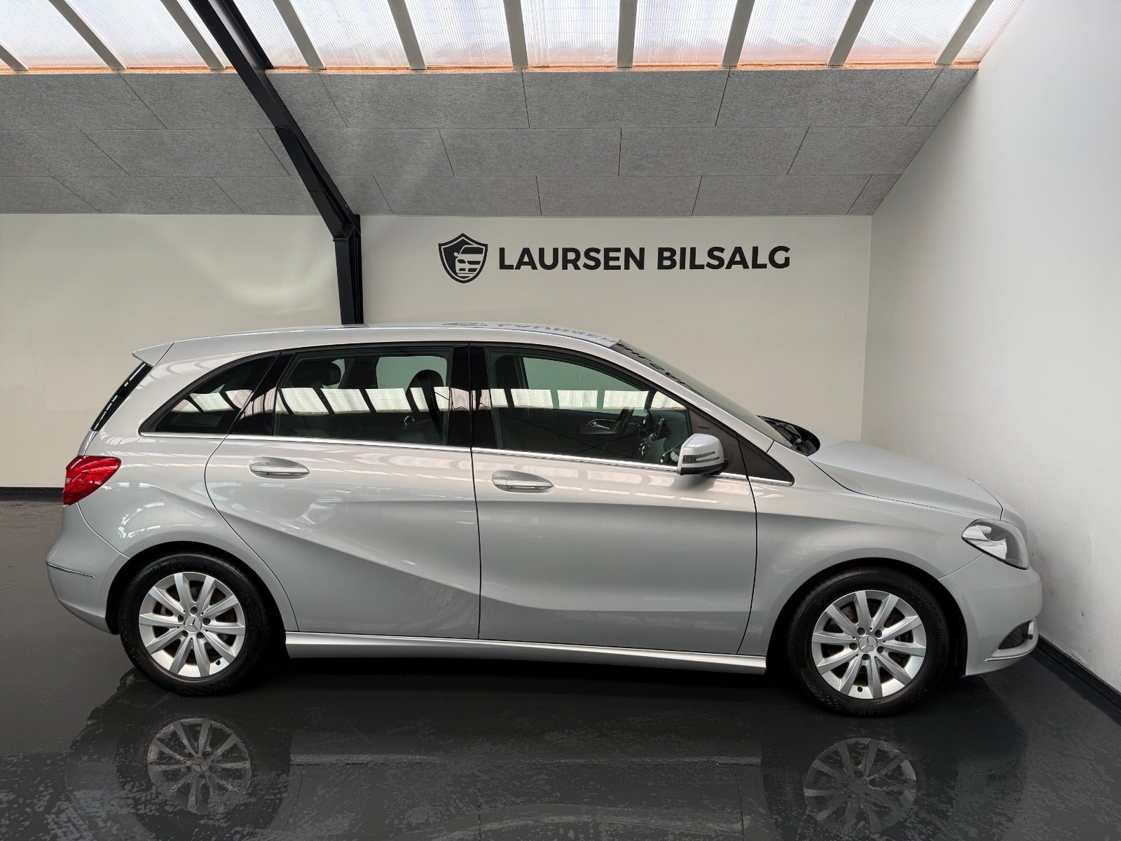 Sølv Mercedes B180 fra 2014