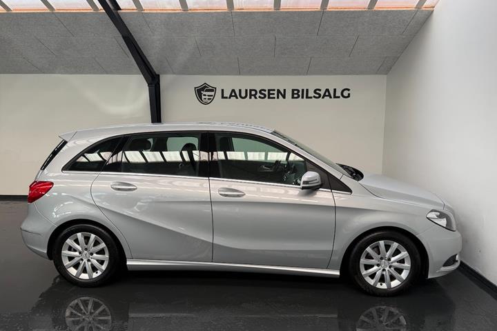Sølv Mercedes B180 fra 2014