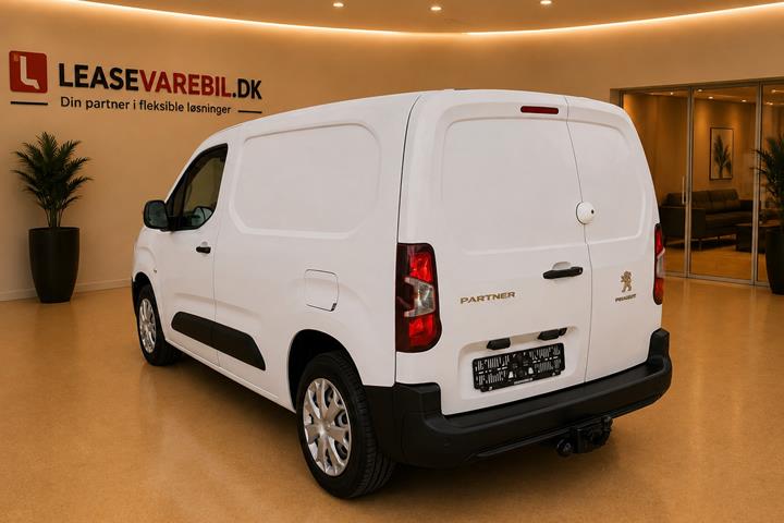 Hvid Peugeot Partner fra 2023