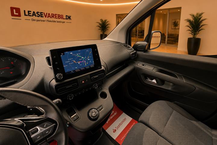 Hvid Peugeot Partner fra 2023