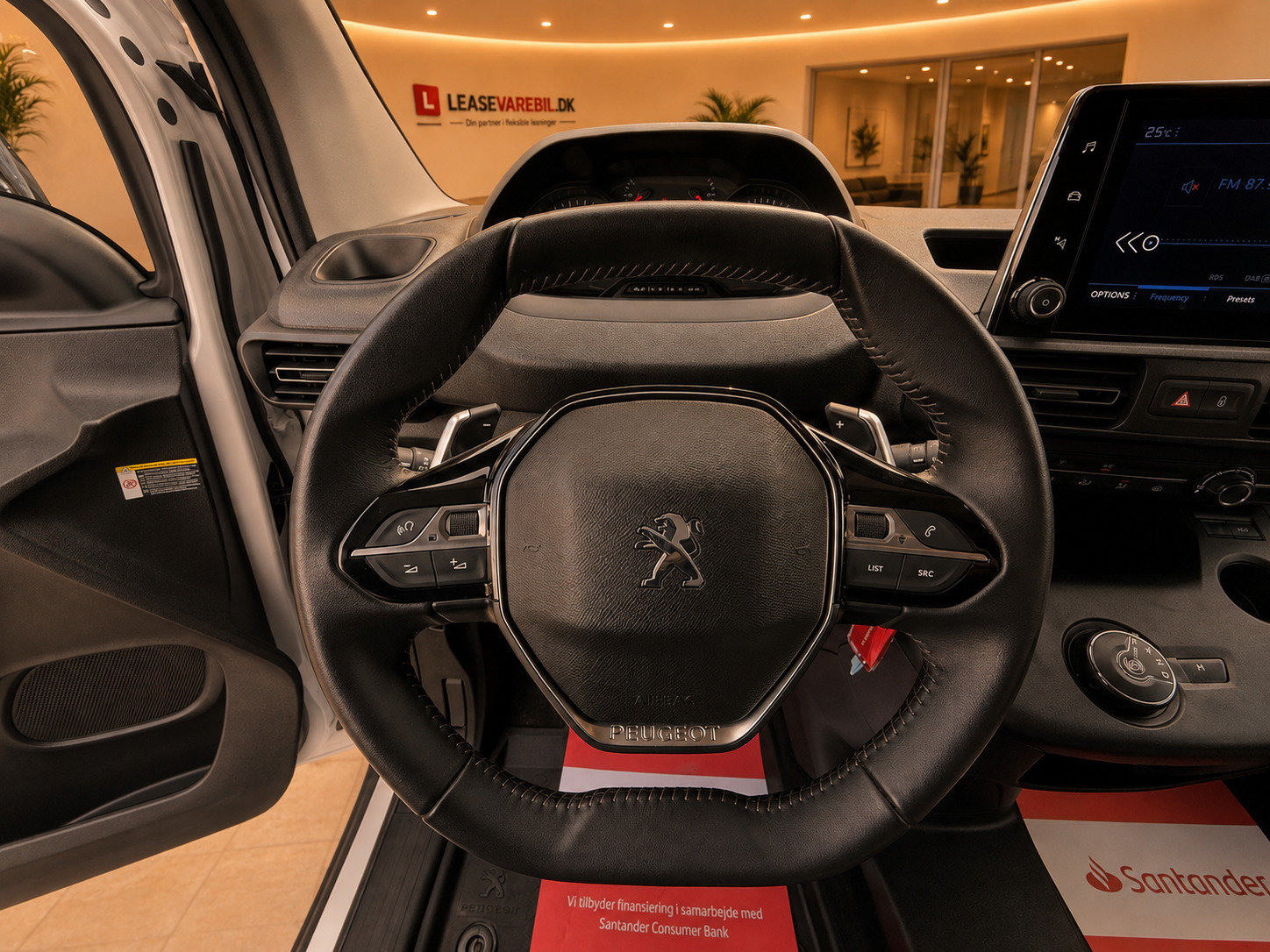 Hvid Peugeot Partner fra 2023