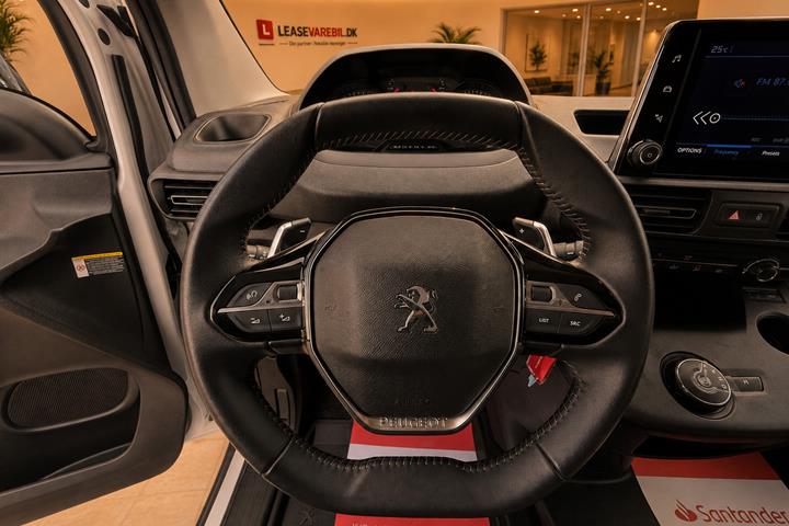 Hvid Peugeot Partner fra 2023