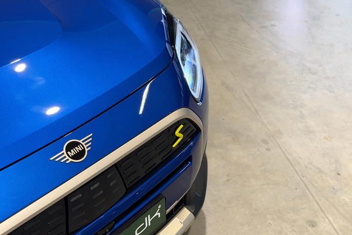 Blå Mini Countryman SE fra 2025