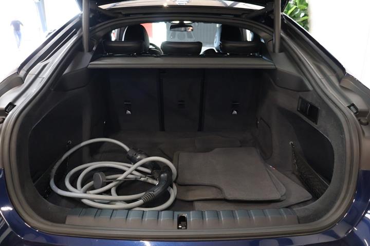 Blå BMW i4 fra 2022