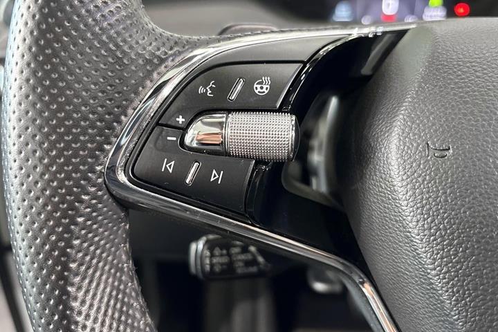 Hvid Skoda Enyaq fra 2021