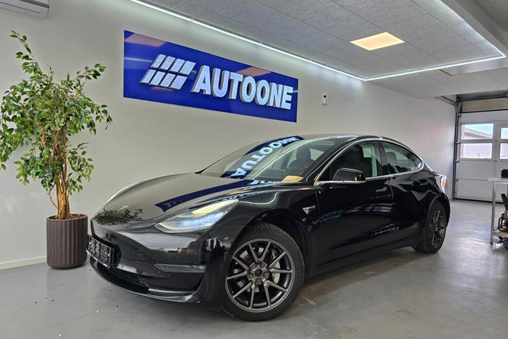 Sort Tesla Model 3 fra 2019