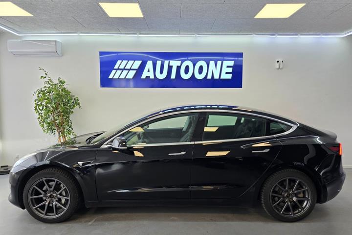 Sort Tesla Model 3 fra 2019