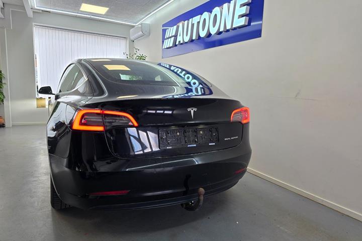 Sort Tesla Model 3 fra 2019