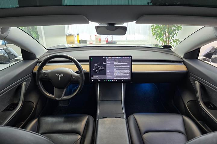 Sort Tesla Model 3 fra 2019