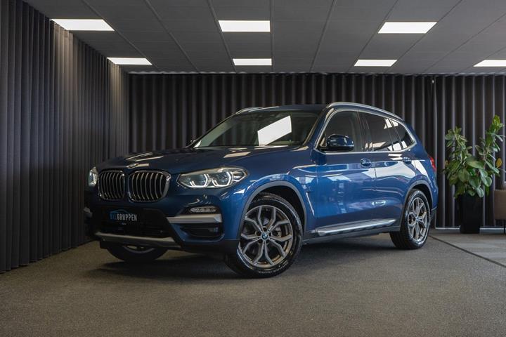 Blå BMW X3 fra 2018