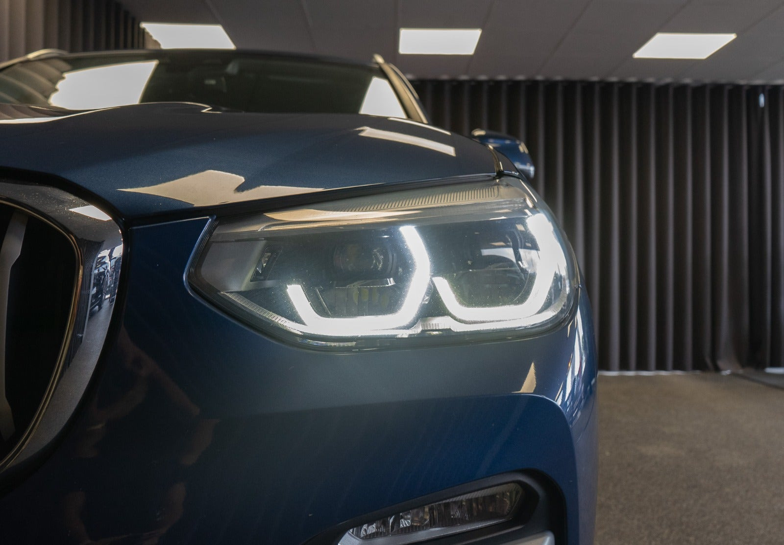 Blå BMW X3 fra 2018
