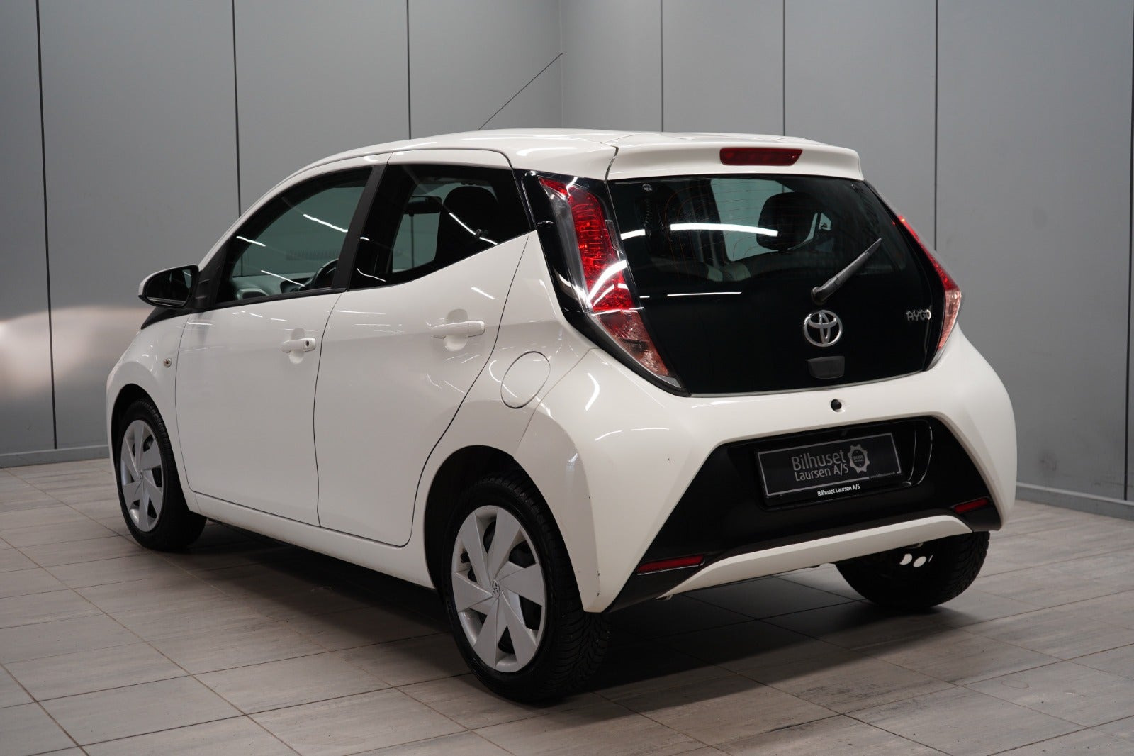 Hvid Toyota Aygo fra 2015