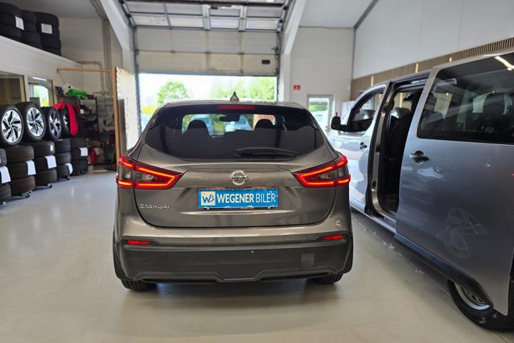 Sølv Nissan Qashqai fra 2017