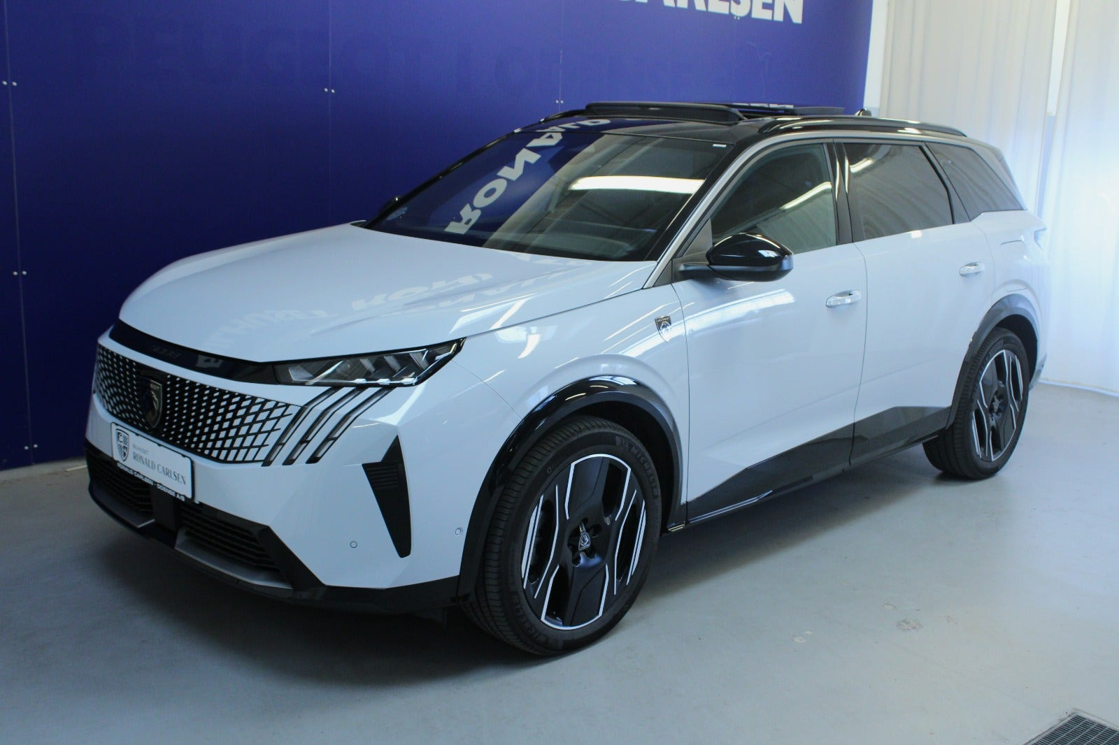 Hvid Peugeot e-5008 fra 2024