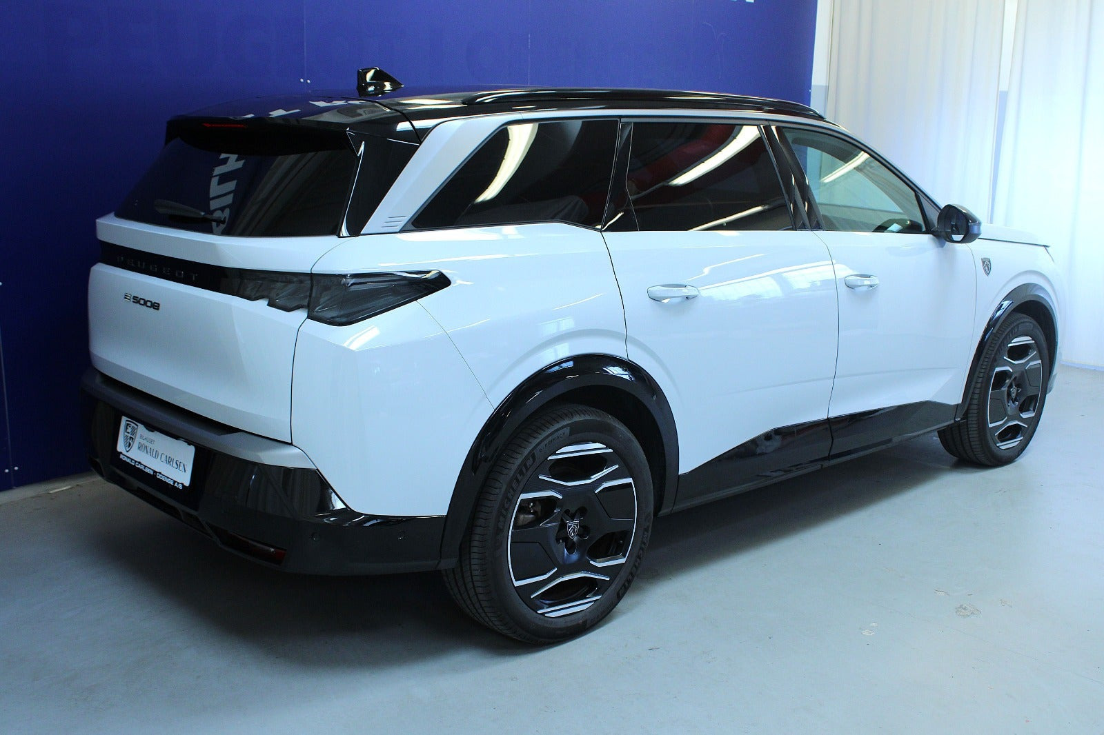 Hvid Peugeot e-5008 fra 2024