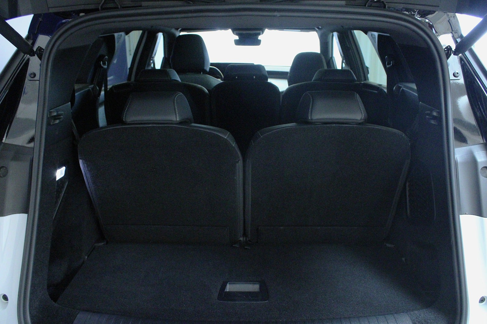 Hvid Peugeot e-5008 fra 2024