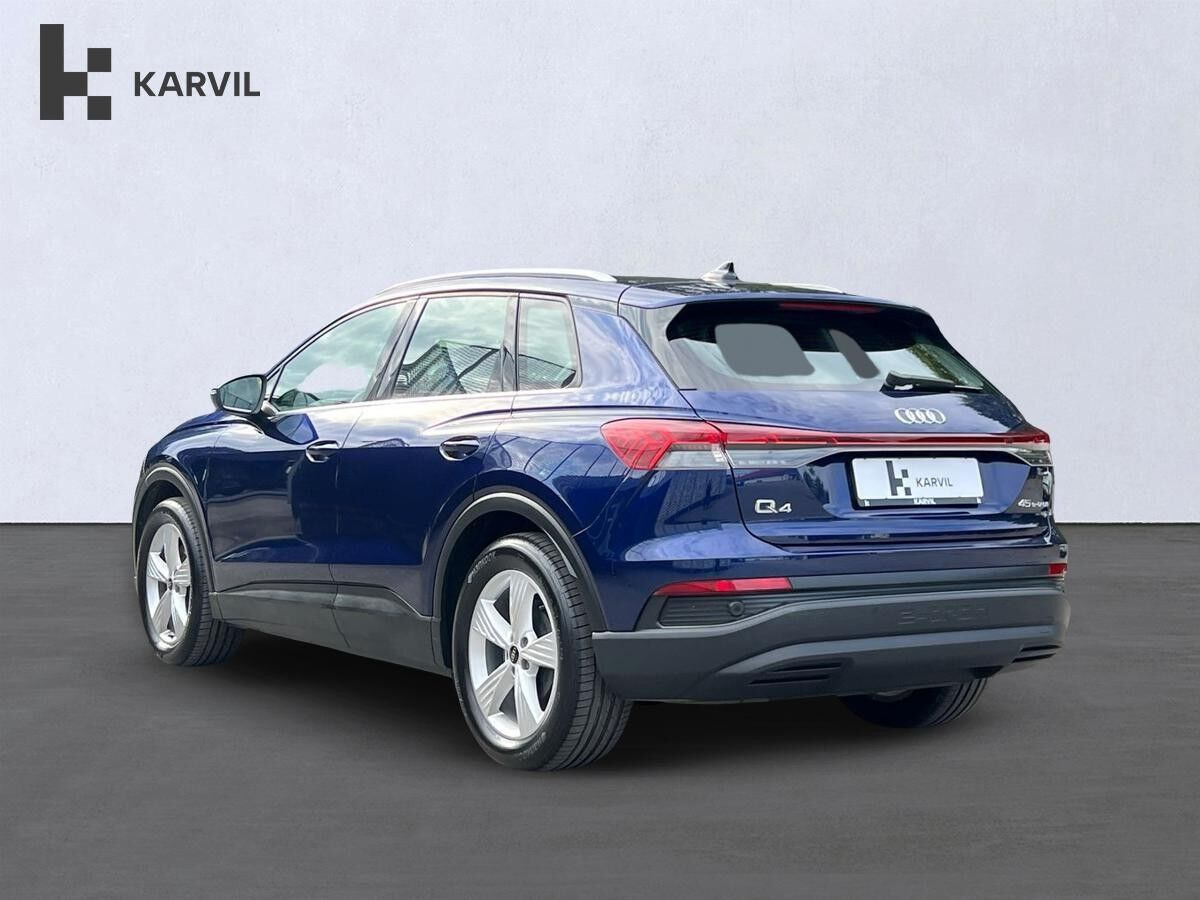 Blå Audi Q4 e-tron fra 2024