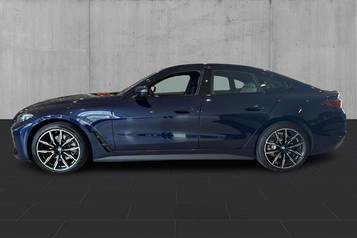 Blå BMW i4 fra 2026